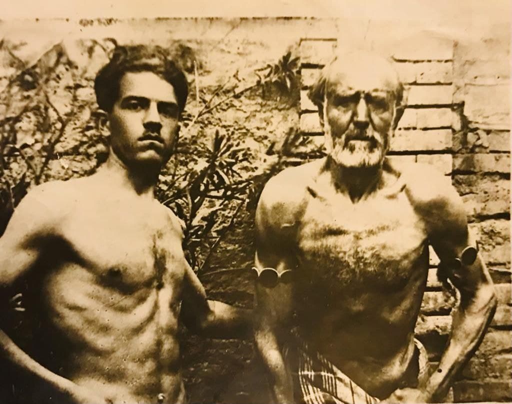 پهلوان علی میرزای همدانی همراه با پسرش عبدالعلی پهلوانی
